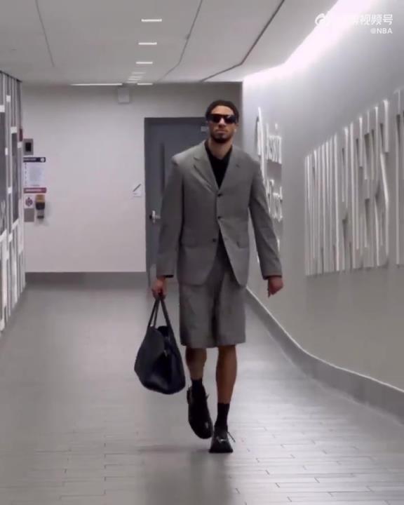 時尚潮男！哈利今日一身灰西裝短褲墨鏡搭配入場 腿真細！