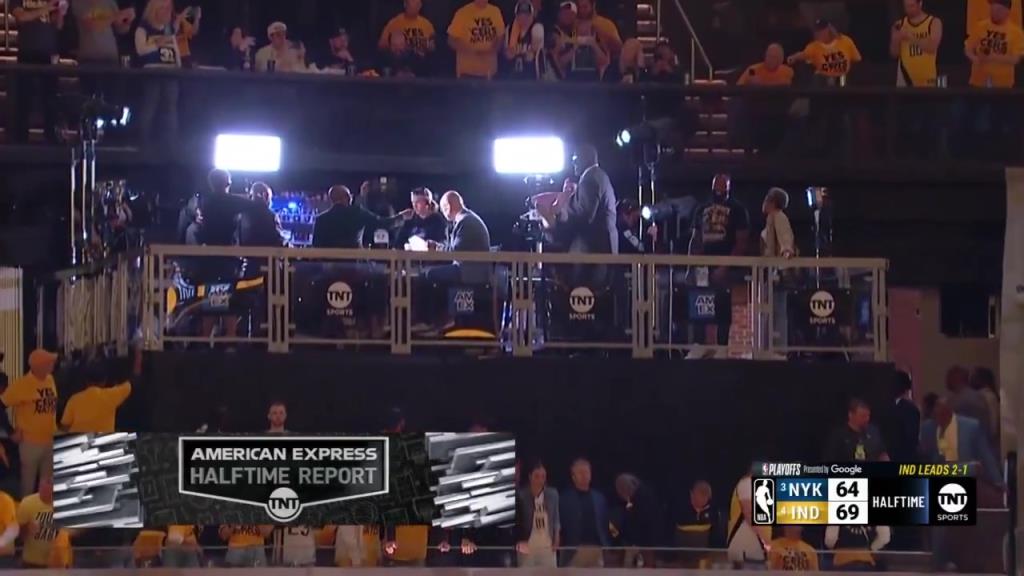 ??？轉播鏡頭給到解說看臺，奧尼爾居然抱著一個人在彎舉