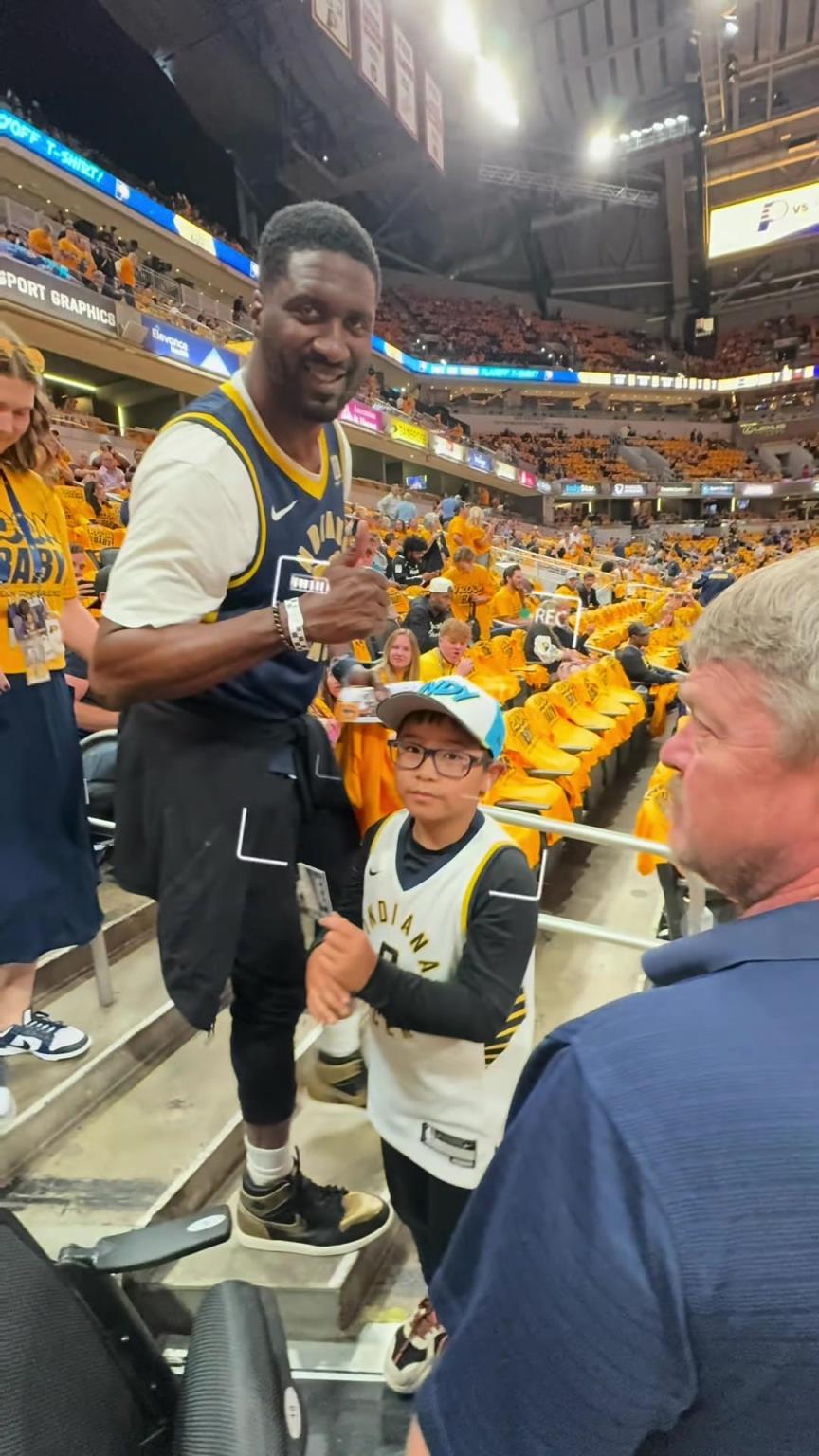 現在真成高圓圓了！步行者名宿希伯特現身主場給小球迷簽名