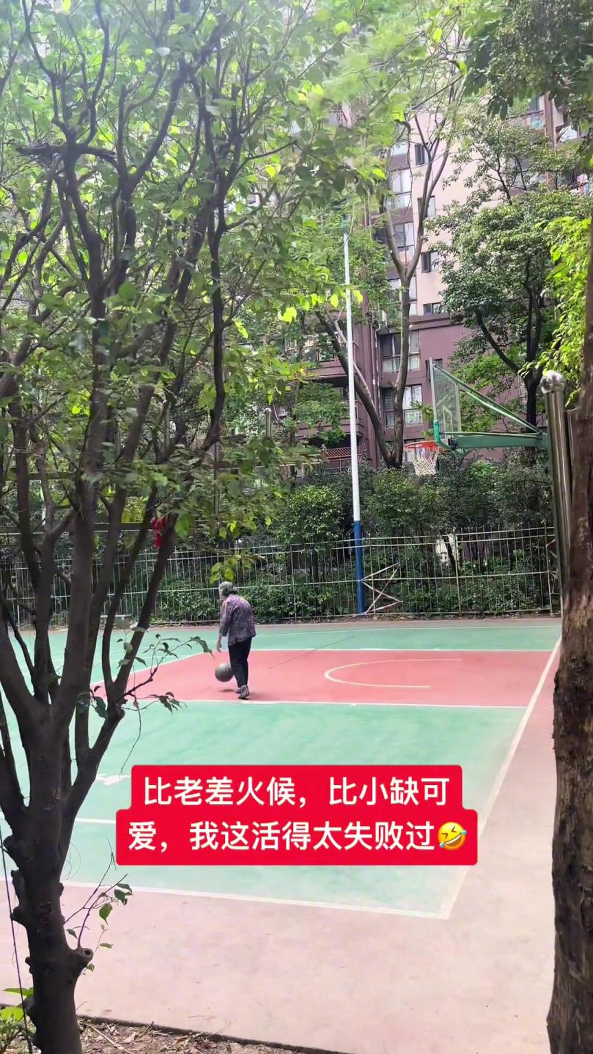 這阿婆單手一投一個(gè)準(zhǔn)，姜還是老的辣