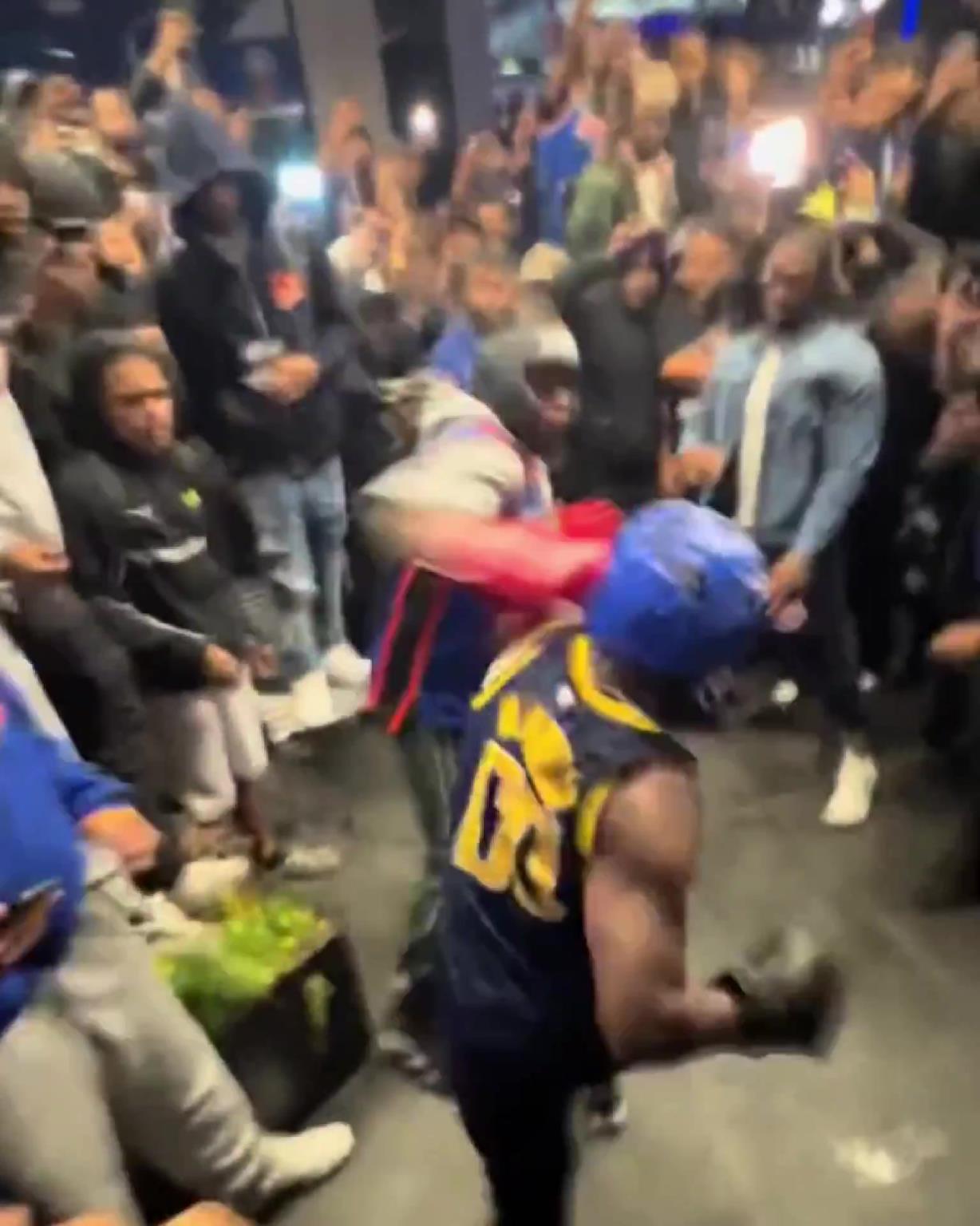 這不比場(chǎng)上好看？尼克斯&步行者球迷賽后直接1v1拳擊