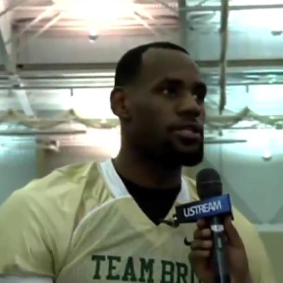 哥兩個(gè)還會(huì)這個(gè)??？11年NBA停擺期間老詹和阿杜組隊(duì)玩橄欖球