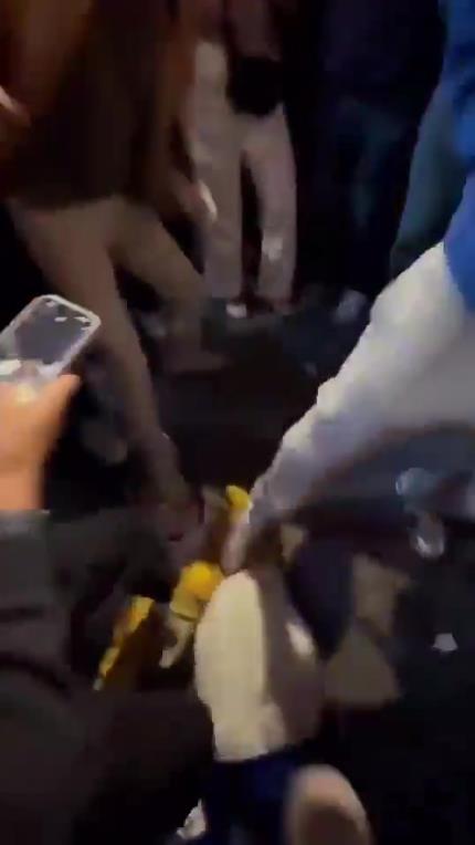 驚！尼克斯大勝步行者后，哈利伯頓遭主場(chǎng)球迷群毆