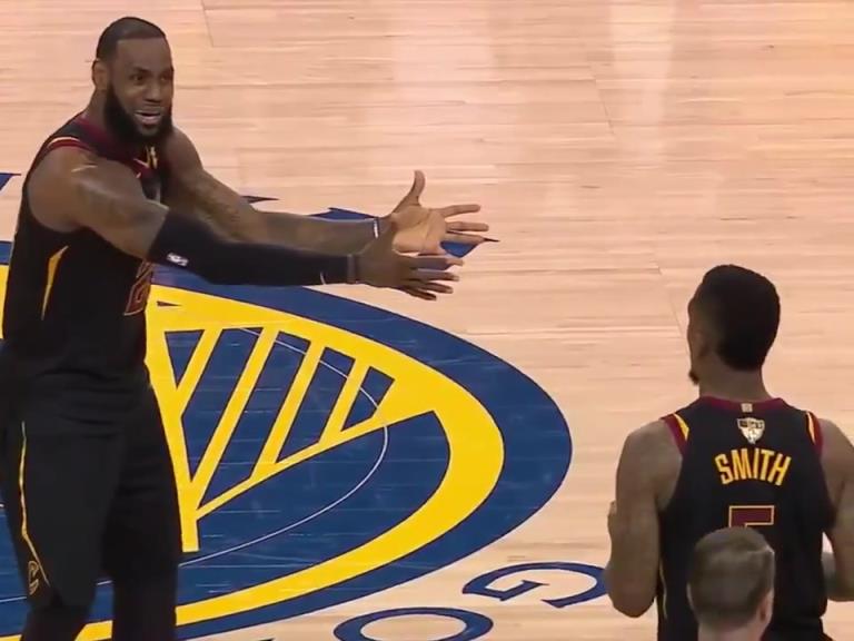 名場(chǎng)面！JR搶下關(guān)鍵籃板沒(méi)看表，老詹質(zhì)問(wèn)JR為何傳球