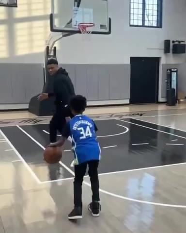 交易價(jià)值急劇下降！字母哥和小球迷單挑被當(dāng)面絕殺