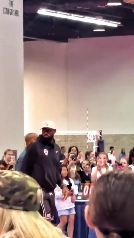 什么是巨星啊！詹姆斯現身排球場被小球迷包圍 這就是行走的流量